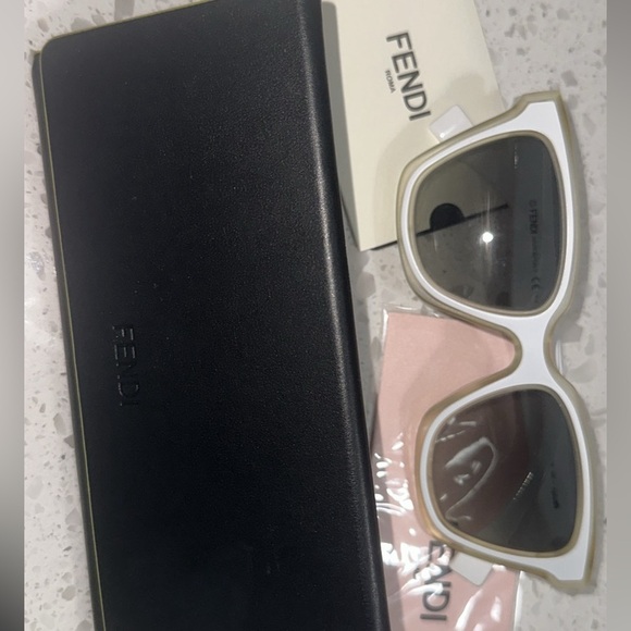 Fendi sunglasses - Picture 3 of 3